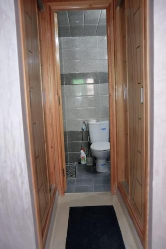 a small bathroom with a toilet in a room at Appartement Azurite - Traditionnel & spacieux in Fès