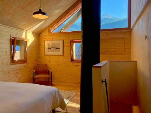 1 dormitorio con cama y ventana en LA CÀ NOVA. South Switzerland cozy gate away. en Osco