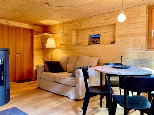 - un salon avec un canapé et une table dans l'établissement LA CÀ NOVA. South Switzerland cozy gate away., à Osco