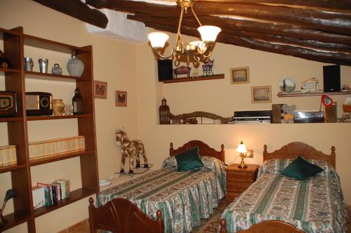 Duas camas num quarto com tectos em madeira em Cal Balico Fatarella em Fatarella
