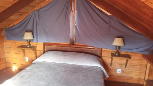 1 dormitorio con 1 cama en una tienda de campaña en Cabañas 5 Brujas, en Punta del Diablo