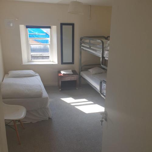 キルケニーにある1 James Greenのベッドルーム1室(二段ベッド2台、窓付)が備わります。