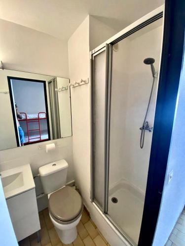 une petite salle de bain avec toilettes et douche dans l'établissement charmant studio dans résidence en bord de mer, au Grau-du-Roi