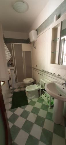 ein Badezimmer mit einem Waschbecken, einem WC und einem Spiegel in der Unterkunft Casa vacanze Il Portoncino in Ercolano