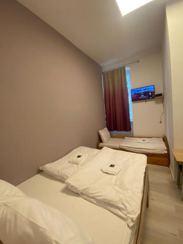 two beds in a small room with a window at Stadtoase im Herzen Berlins in Berlin