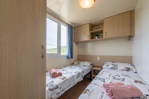 2 camas en una habitación con ventana en Holy Hills en Sveti Rok