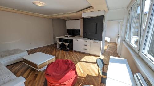 ein Wohnzimmer mit großem Fernseher und Couch in der Unterkunft Modern and cozy apartment, excellent location, near Sarajevo City Center, 60m2 in Sarajevo