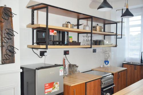 Cucina o angolo cottura di Executive Two & Three Bedroom Suites