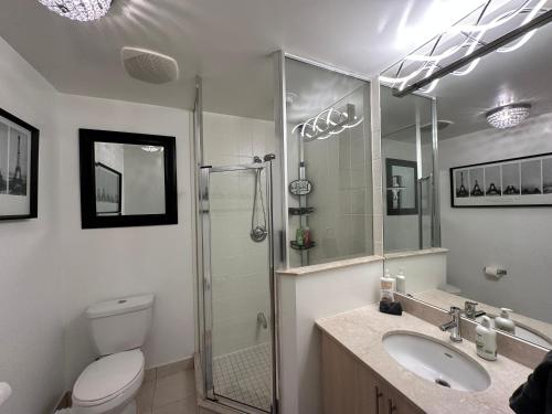 Ένα μπάνιο στο Newly updated 2BR, 2Bath & Den in Downtown Toronto beside Union Station & Scotia Bank Arena!