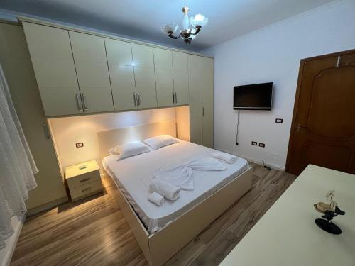 um quarto com uma cama com toalhas em Cozy apartment at Sunny Hill em Tirana
