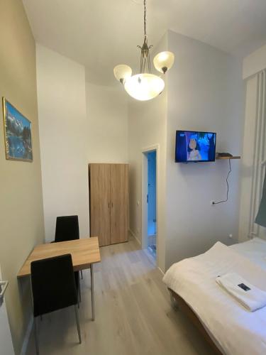 a room with a bed and a desk and a table at Stadtoase im Herzen Berlins in Berlin