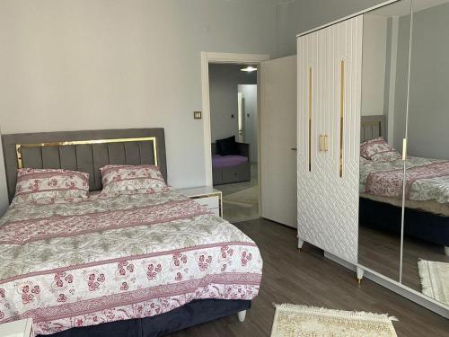 um quarto com 2 camas e um closet em New luxury and quiet apartmant em Istambul