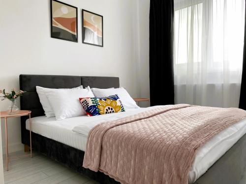 1 dormitorio con cama y ventana en Orhideea Central Apartments, en Bucarest