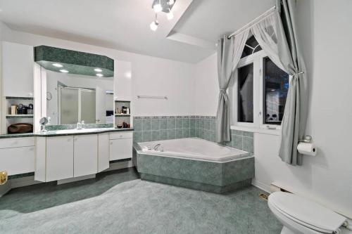Koupelna v ubytování Private Oasis for Ultimate Relaxation