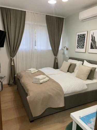 sypialnia z 2 łóżkami i ręcznikami w obiekcie Verena's Place Old Town w mieście Zadar