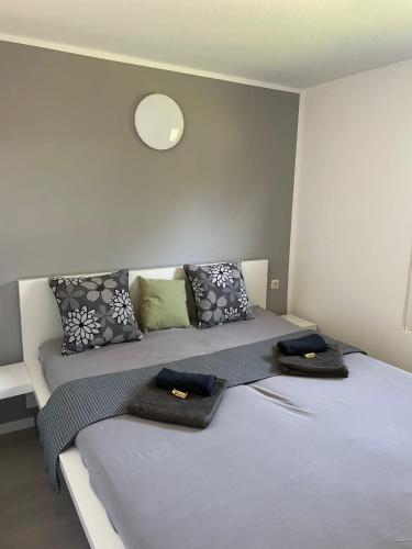 a bedroom with a bed with two towels on it at CASALINO DI ANNA 2 in Wensickendorf