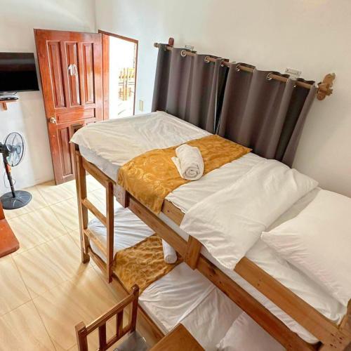 a pair of bunk beds in a room at Earl De Princesa Hotel in Puerto Princesa City