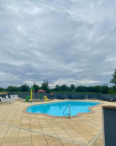 une grande piscine dans un complexe dans l'établissement Mobile home proche de Europa Park, à Boofzheim