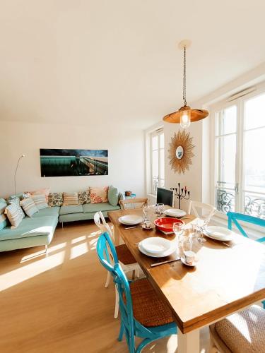 un salon avec une table et un canapé dans l'établissement Jolly Cottage - T2 60m2 Lumineux, à Marseille
