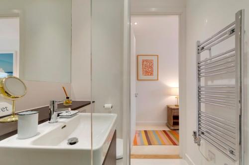 Bilik mandi di Pass the Keys Stunning and Spacious Modern Flat - Own Car Park