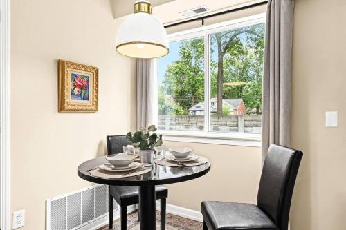 Gambar di galeri bagi 1st Floor 1BR Flat, King Bed, End Unit di Roseville