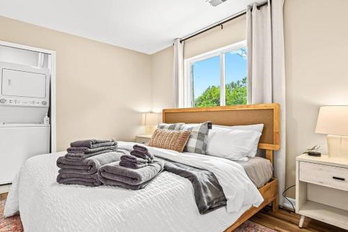 Katil atau katil-katil dalam bilik di 1st Floor 1BR Flat, King Bed, End Unit