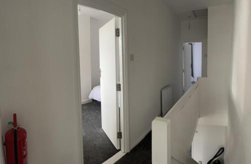 un couloir avec une porte menant à une chambre dans l'établissement Crown Road Apartment, à Kent