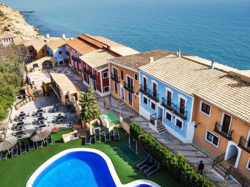 una vista aérea de una casa con piscina en Occidental Pueblo Acantilado en El Campello