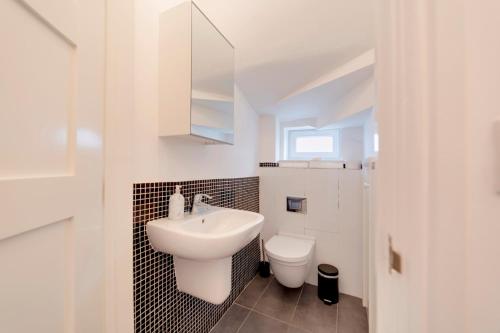 Ένα μπάνιο στο Pass the Keys Modern & Spacious 1 Bed Terrace with Free Parking