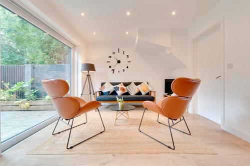 Foto Pass the Keys 49 Byron Square Modern and Spacious 3 Bed Home with Free Parking 4