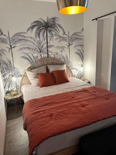 een slaapkamer met een bed met palmboombehang bij Studio « L’instant présent » balnéothérapie in Gaillac