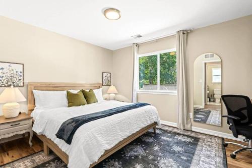 a bedroom with a bed and a desk and a chair at Spacious 1BR Flat, Workspace, King Bed in Roseville