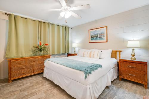 um quarto com uma cama e uma ventoinha de tecto em Maui Sands Seaside 713 em Kahana