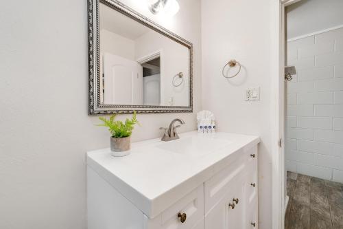 uma casa de banho branca com um lavatório e um espelho em Maui Sands Seaside 713 em Kahana