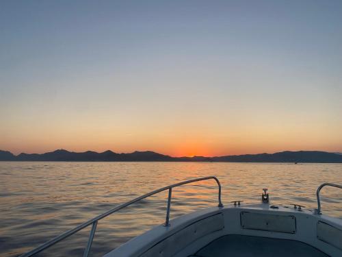 ein Boot im Wasser bei Sonnenuntergang in der Unterkunft Appartement bord de mer in Cannes