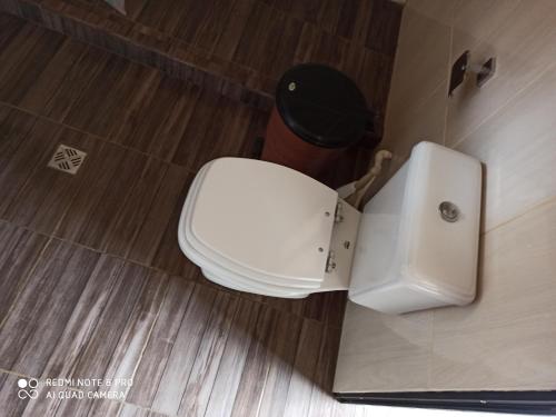 Łazienka z białą toaletą i umywalką w obiekcie HOSTEL BRISAS w mieście Torotoro