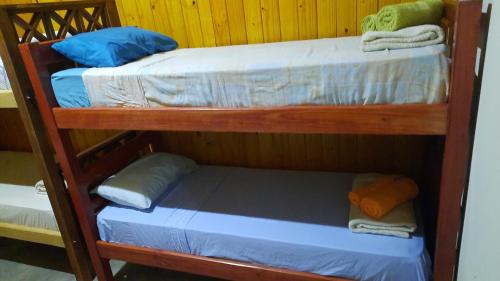 a couple of bunk beds in a room at Cabaña Buena Madera in San Vicente