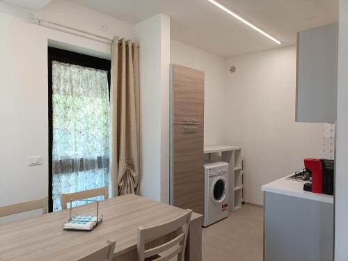 a kitchen and dining room with a table and a washing machine at A Casa di Amici in Arezzo