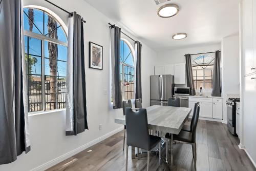 a kitchen with a table and chairs and windows at 3bed 2bath apartment near universal studio hollywood sleep 7 in Los Angeles