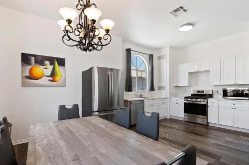 a kitchen with a dining room table with chairs and a chandelier at 3bed 2bath apartment near universal studio hollywood sleep 7 in Los Angeles