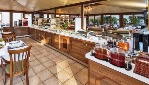 un ristorante con bancone e buffet di Zeynep Sultan Hotel a Istanbul