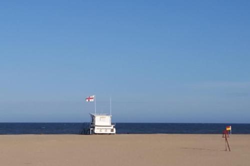 a boat sitting on the beach with the ocean at Gorgeous Gorleston holiday home in Gorleston-on-Sea