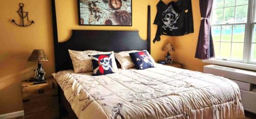 Un dormitorio con una cama con almohadas. en Must See Pirate Suite Ski On Off Jiminy - Mtn View Fully Redone Decor, en Hancock