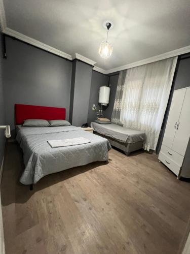 een slaapkamer met 2 bedden en een rood hoofdeinde bij Luxuryyy in Istanbul