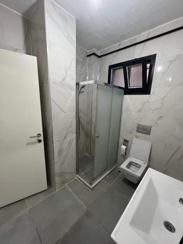 een badkamer met een douche, een toilet en een wastafel bij Luxuryyy in Istanbul