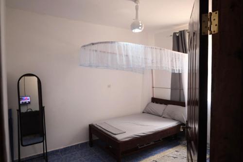 Habitación pequeña con cama y ventana en Roma Airbnb, 