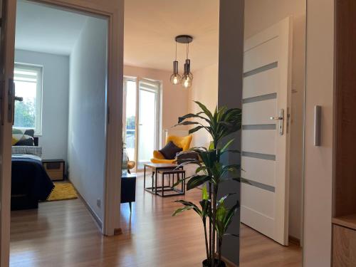 ein Wohnzimmer mit einer Tür zu einem Schlafzimmer in der Unterkunft Luxury Apartment in Tyczyn