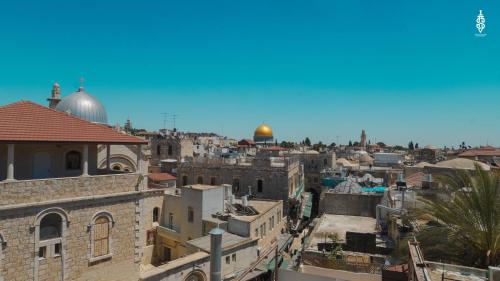 einen Blick auf die Stadt Jerusalem von den Dächern der Gebäude in der Unterkunft Saladin Boutique Hotel in Jerusalem