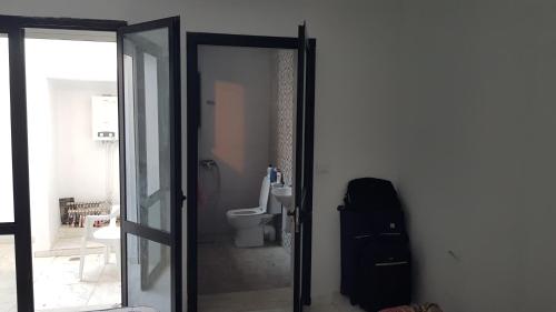 Ένα μπάνιο στο Sweet home three bedroom house