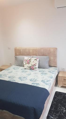 1 cama con edredón azul y almohadas en Sweet home three bedroom house, en Sousse